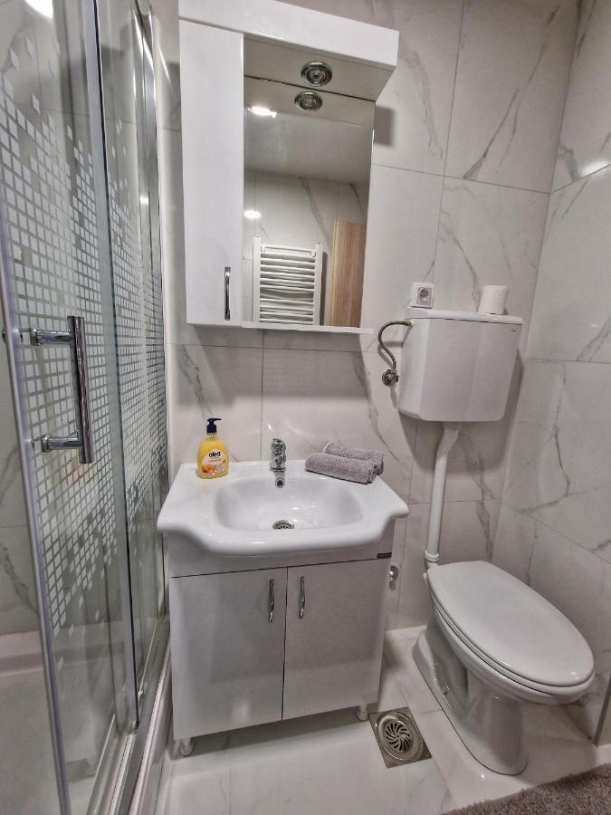 Apartman Dionis อูชิเซ ภายนอก รูปภาพ